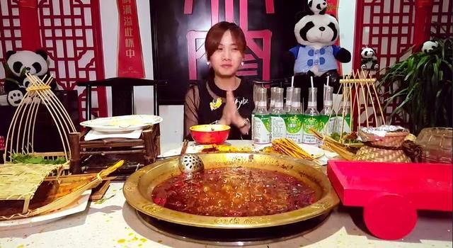 大胃王密子君吃火锅,称牙缝没塞满就没了!歪粉:你的牙缝有几米