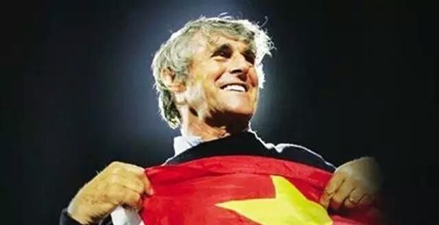 足协官宣国足史上最伟大教练回归!被称为足球