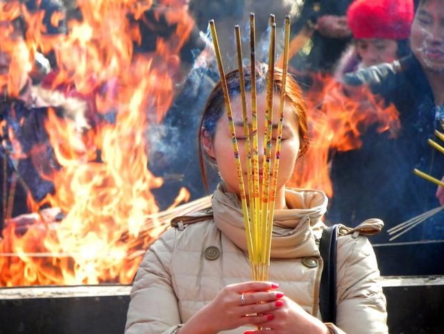 大年初一去雍和宫烧香,排了5个小时队伍还没有