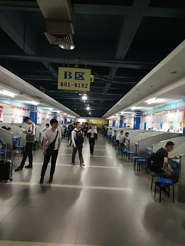 直击:深圳龙观人才市场,公司招不到人,原来