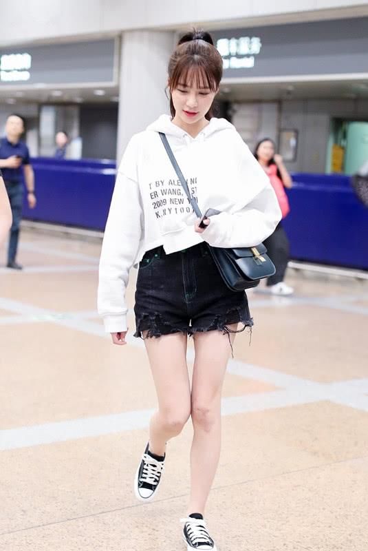 沈梦辰秀长腿却暴露身体大bug,膝盖成功抢镜