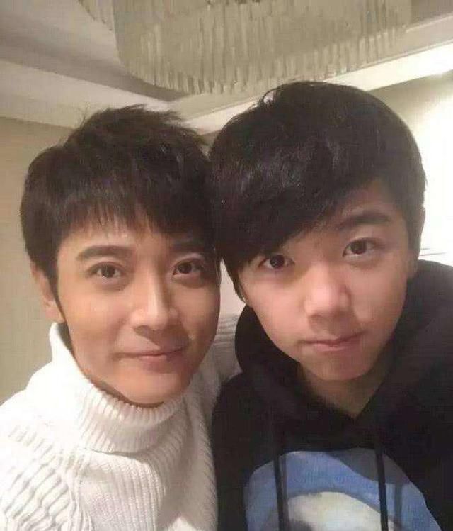 张丹峰继子张镐濂签约乐华,即将出道,张丹峰: