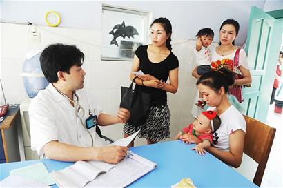 三个月宝宝肚子忽然隆起,医院检查后,医生怒斥