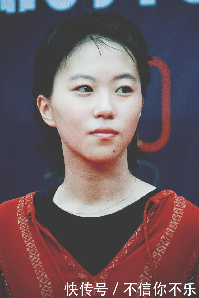 窦靖童洗掉下巴死亡线纹身,假小子秒变淑女,