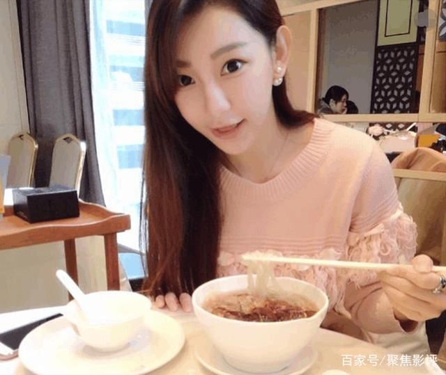 老挝妹纸吃到桂林米粉,吃了一碗后,忍不住又点