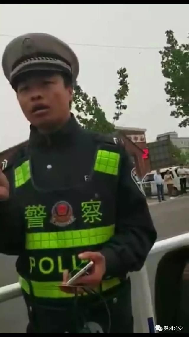 向警察索要执法证的男子因阻碍执行职务被拘留