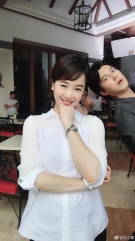 左小青难得晒照,却被手上镶宝石手表和后面的