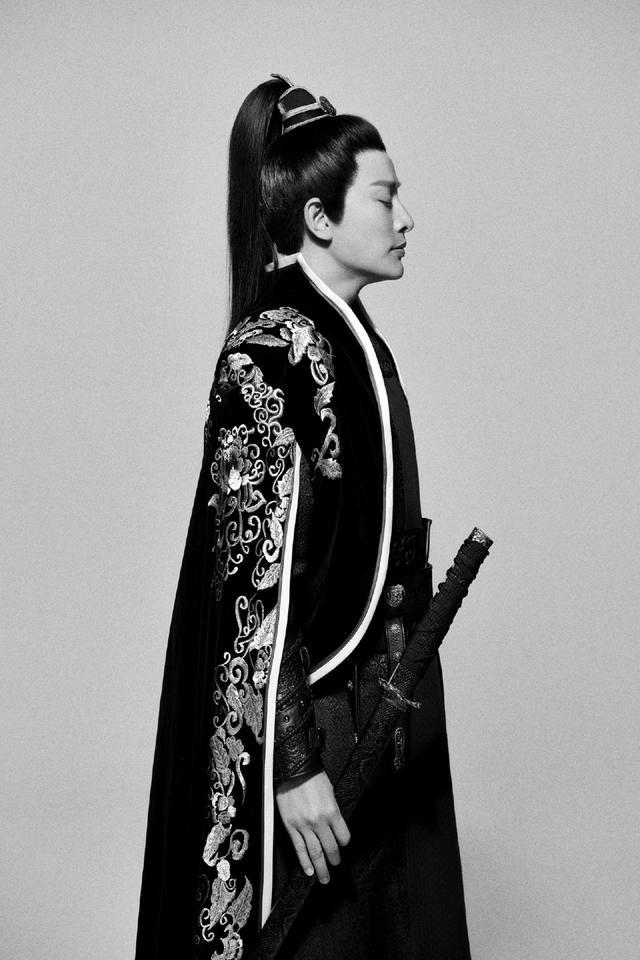 贾乃亮晒久违古装造型照 一袭长袍高马尾英气逼人(图2) 贾乃亮晒久违古装造型照 一袭长袍高马尾英气逼人(图2)