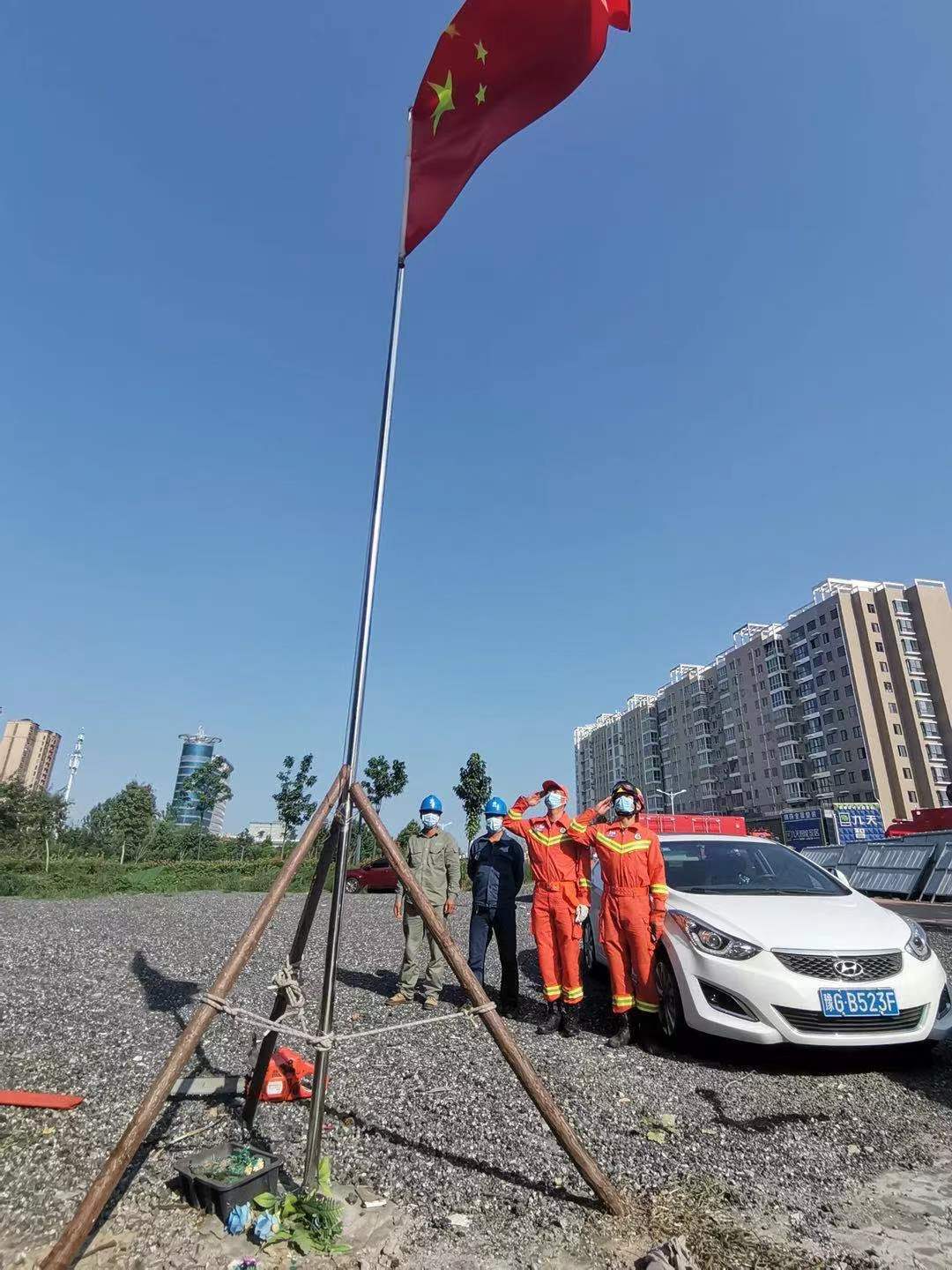 消防员在救援现场发现一面国旗接下来的举动让人感动