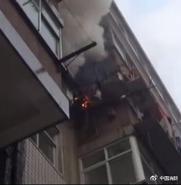男子围观居民楼火灾还吐槽 结果发现烧的是自己家