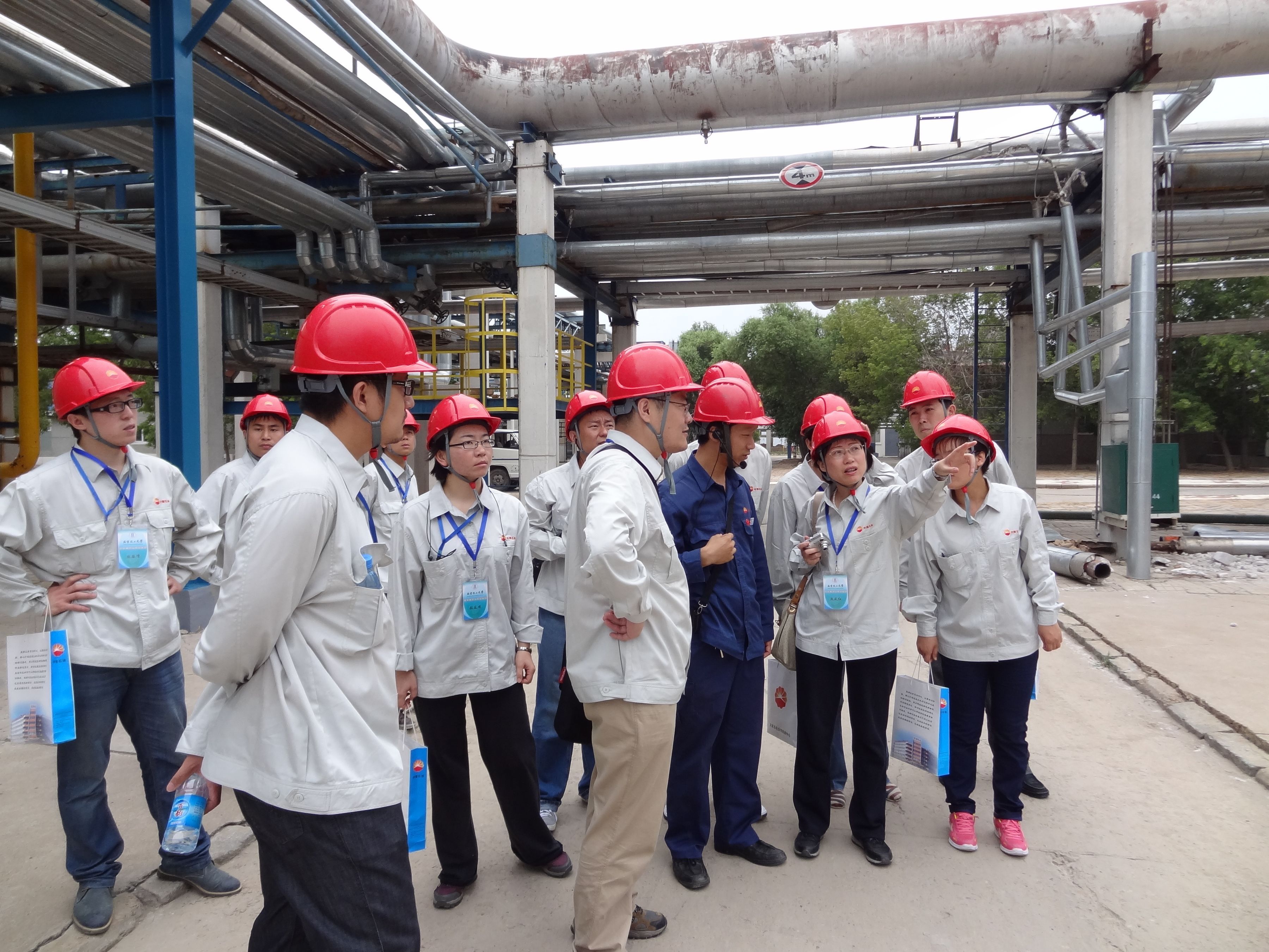 3.坚持开展暑期青年教师社会实践活动,每年选派部分青年教师到一线企业进行工程实践。