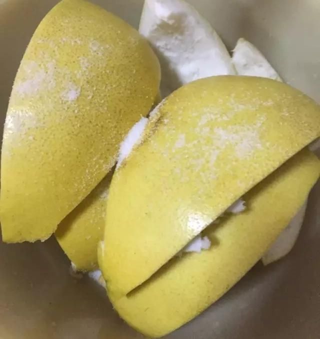 这个皮吃完千万别扔,煮成水,再严重咳嗽,一口立消!贼拉管用