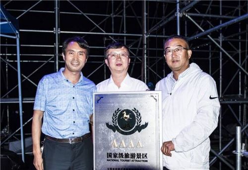 毕节旅振委主任何正芳(中),赫章常务副县长朱大庚(左)和阿西里西管理