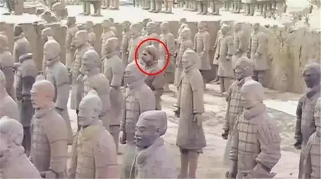 不要再说中国人素质低了,看看这些外国人都在