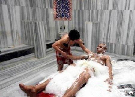 揭秘土耳其神秘的男女共浴文化 男女一起洗澡女性为男性搓澡