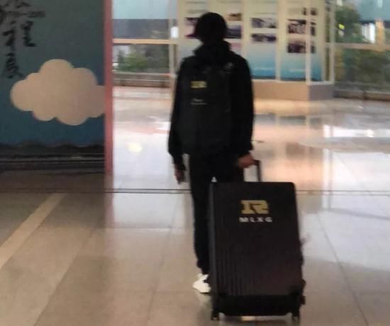 mlxg独自一人回家,RNG其他队员回北京,香锅孤