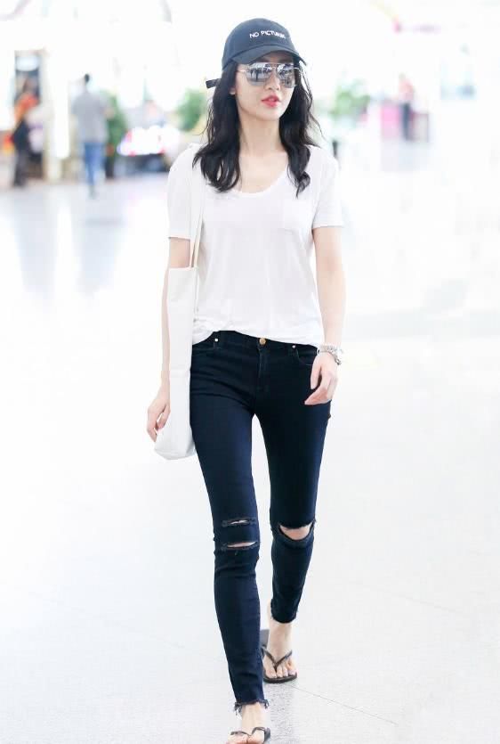 女神也穿拖鞋出门?王鸥脚踩人字拖登机,颜值高