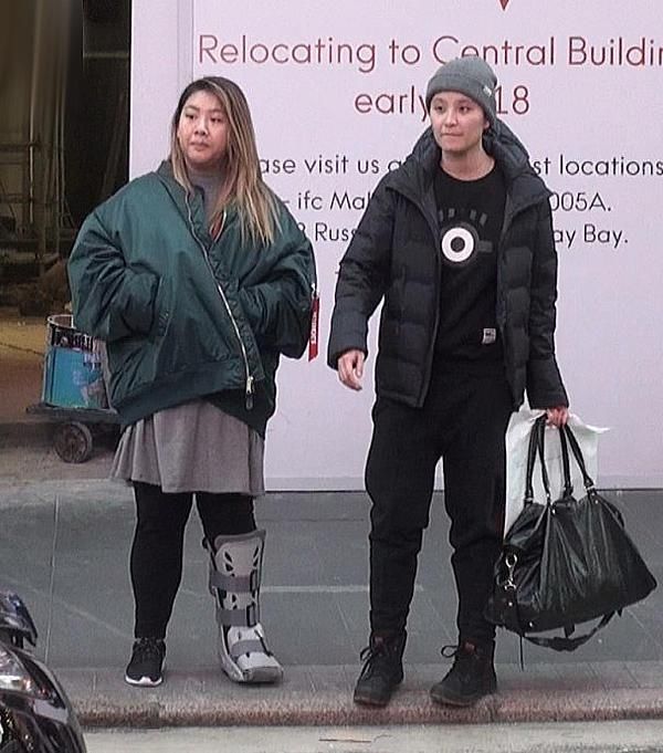 郑欣宜骨折后首次落拐现身,体重日益堪忧,网友