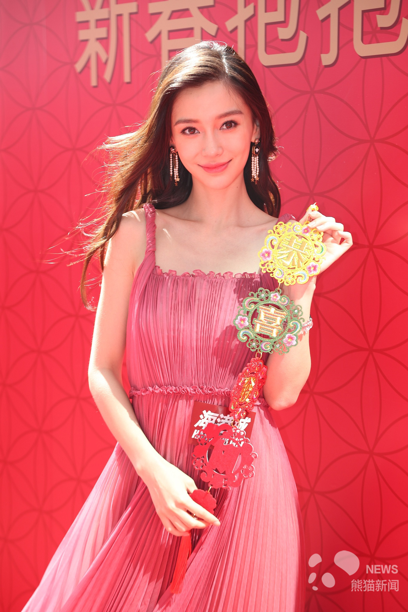 angelababy出席新春抱财神活动 感慨想减少工作多陪儿子