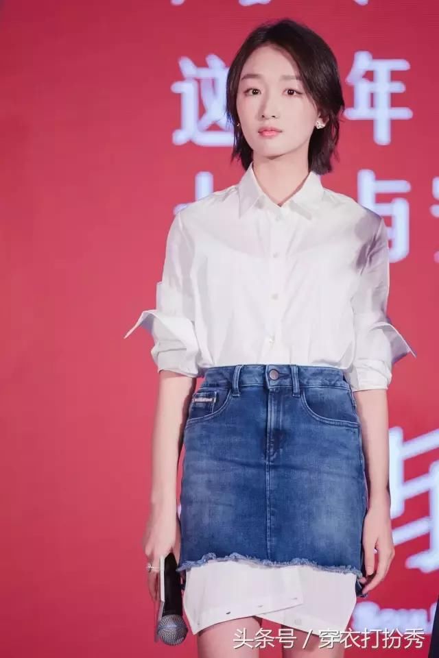 长款卫衣配什么裤子?背带裤+毛衣怎么穿好看