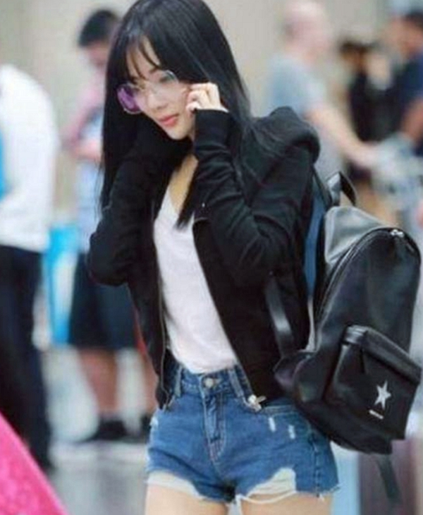 李小璐简直了!穿超短裤往上0.9厘米就全露了,网