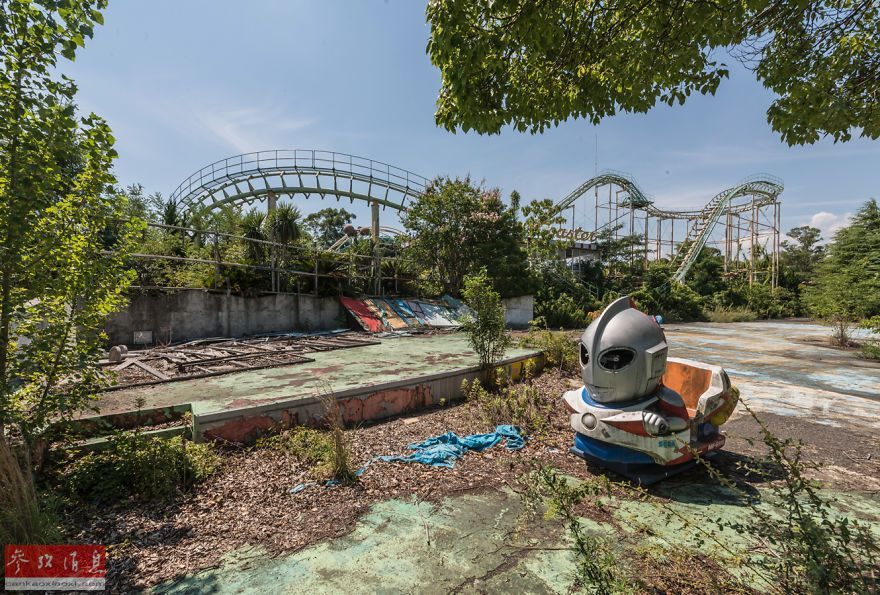 2006年停业后无人打理，导致奈良梦幻乐园变成一个巨大的废墟。