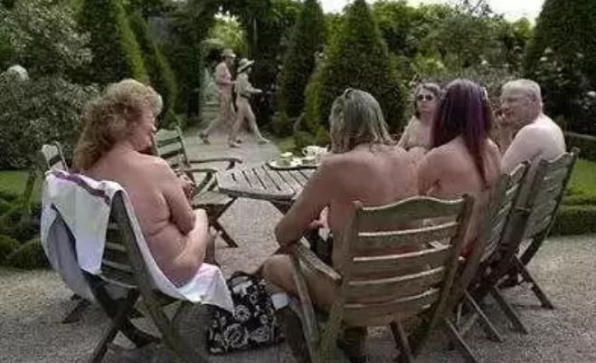 小镇生活设备齐全，有不少商店都是裸体人在经营，比如裸体者的银行 、超市、眼镜制造商、发型造型师，还有一个裸体者的邮局。小镇有一段2000米长的沙滩、一个码头、一家宾馆和2000所住宅，住宅的类型既有独栋别墅、联排别墅，也有木质小屋和充满设计感的单元房。