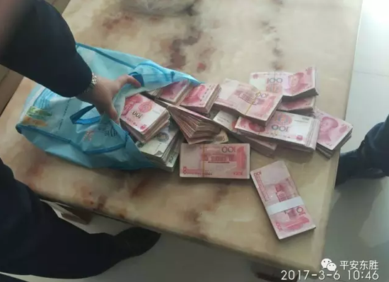 心真大！男子错将17万现金当垃圾丢掉