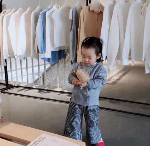 伊能静过年晒照被骂女儿好丑, 网友替她反击