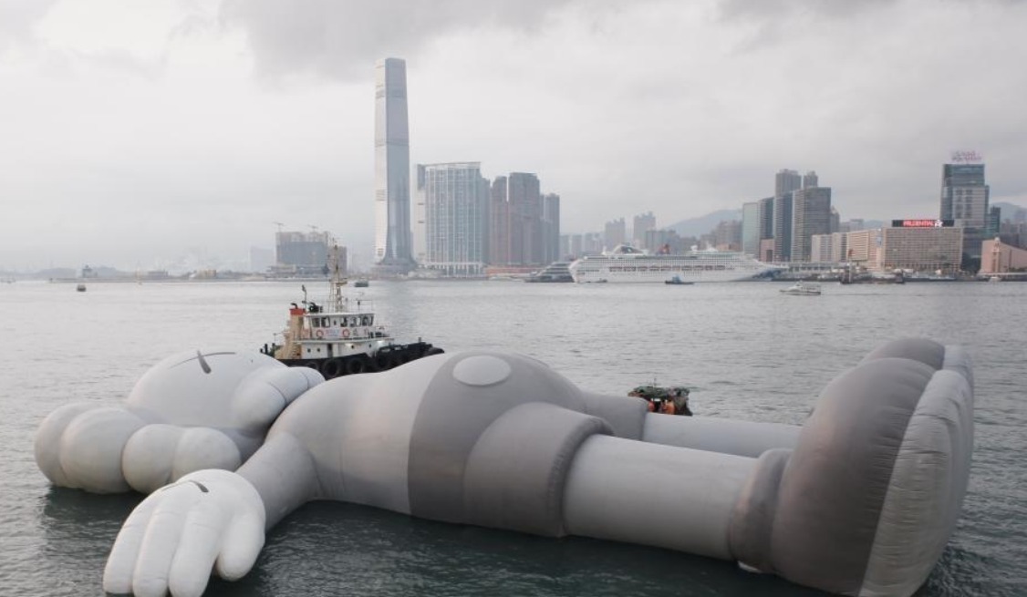 国际知名艺术家KAWS的巨型充气公仔作品COMPANION来到香港维多利亚港，并于金钟添马公园对开海面展出，吸引大批市民到此“打卡”及观赏作品。