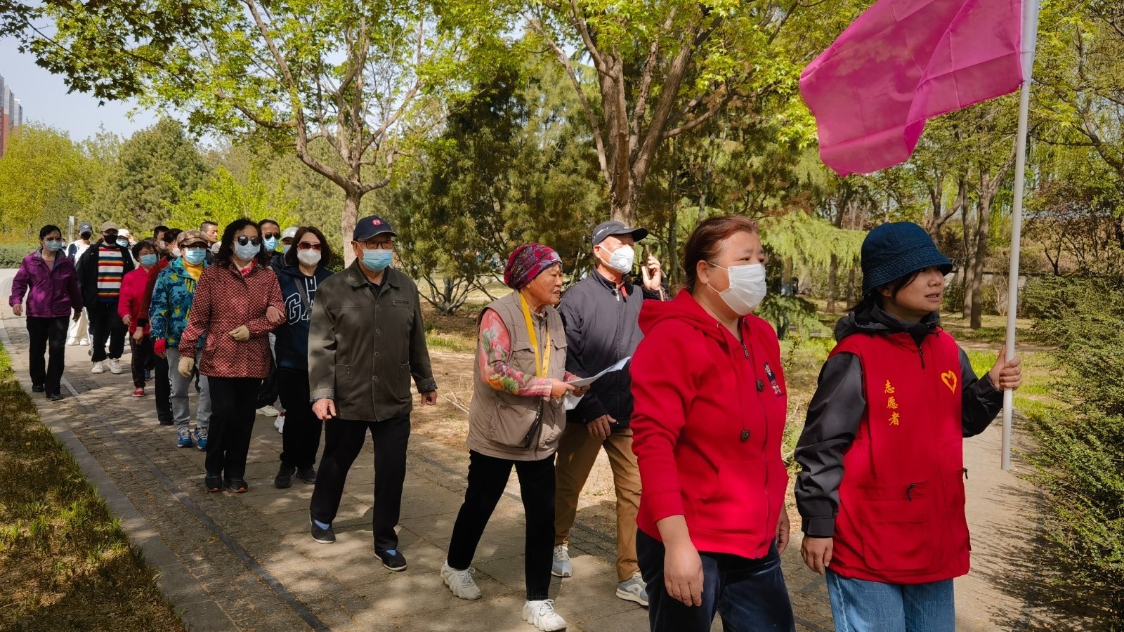 八宝山街道永东南社区开展 “全民健身热 我们正年轻”阳春体育节活动