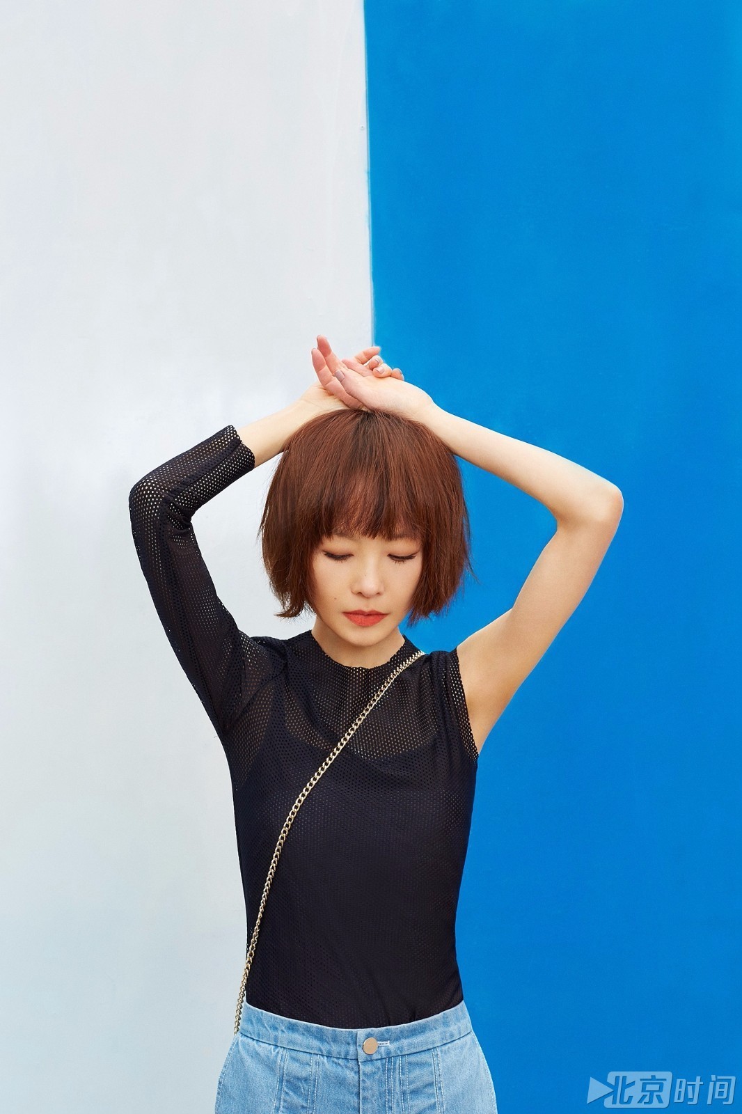 陈鲁豫拍时尚写真!小身架穿纱裙赤脚可爱灵动