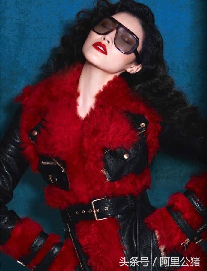 何穗比基尼搭配黑丝袜,大长腿霸气热火