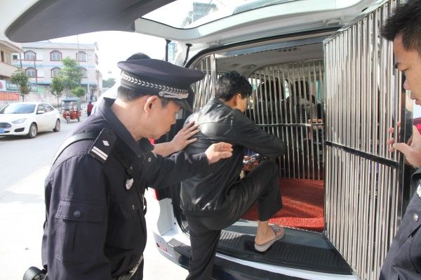 黄某被带上警车