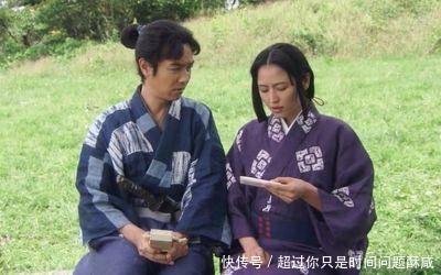 日本和服后面的小垫是干吗用的?