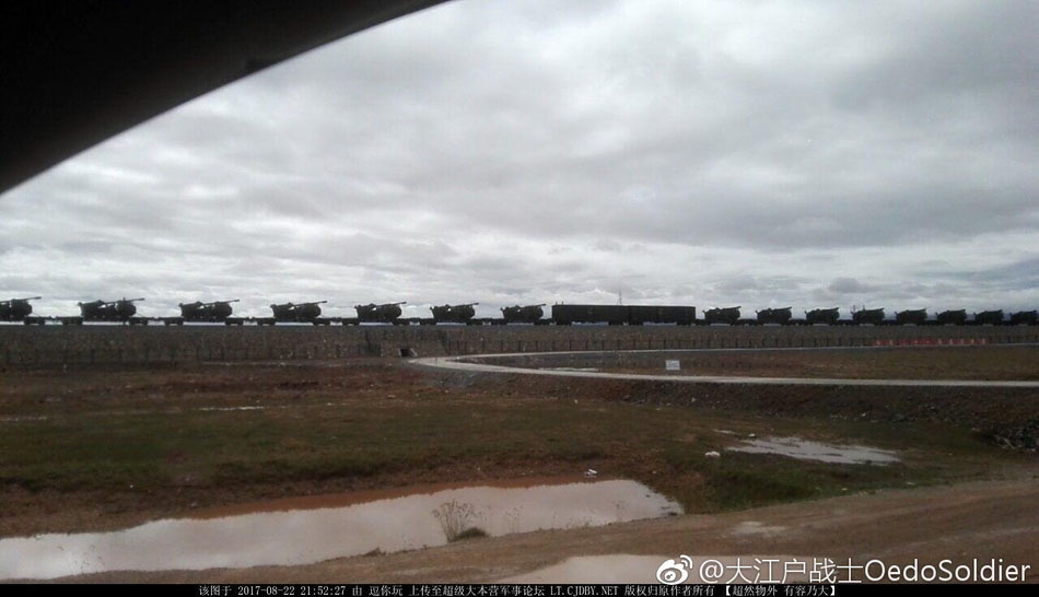 经过仔细对比新型155毫米车载加榴炮应该就是这款了，采用泰安越野卡车底盘的PCL181车载加榴炮，装有液压高平机与液压输弹装置，全车重量约27吨。