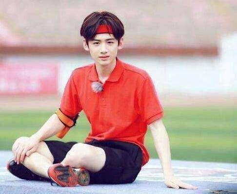 郑爽拍吻戏从不张嘴,白敬亭戴发带被吐槽耍帅