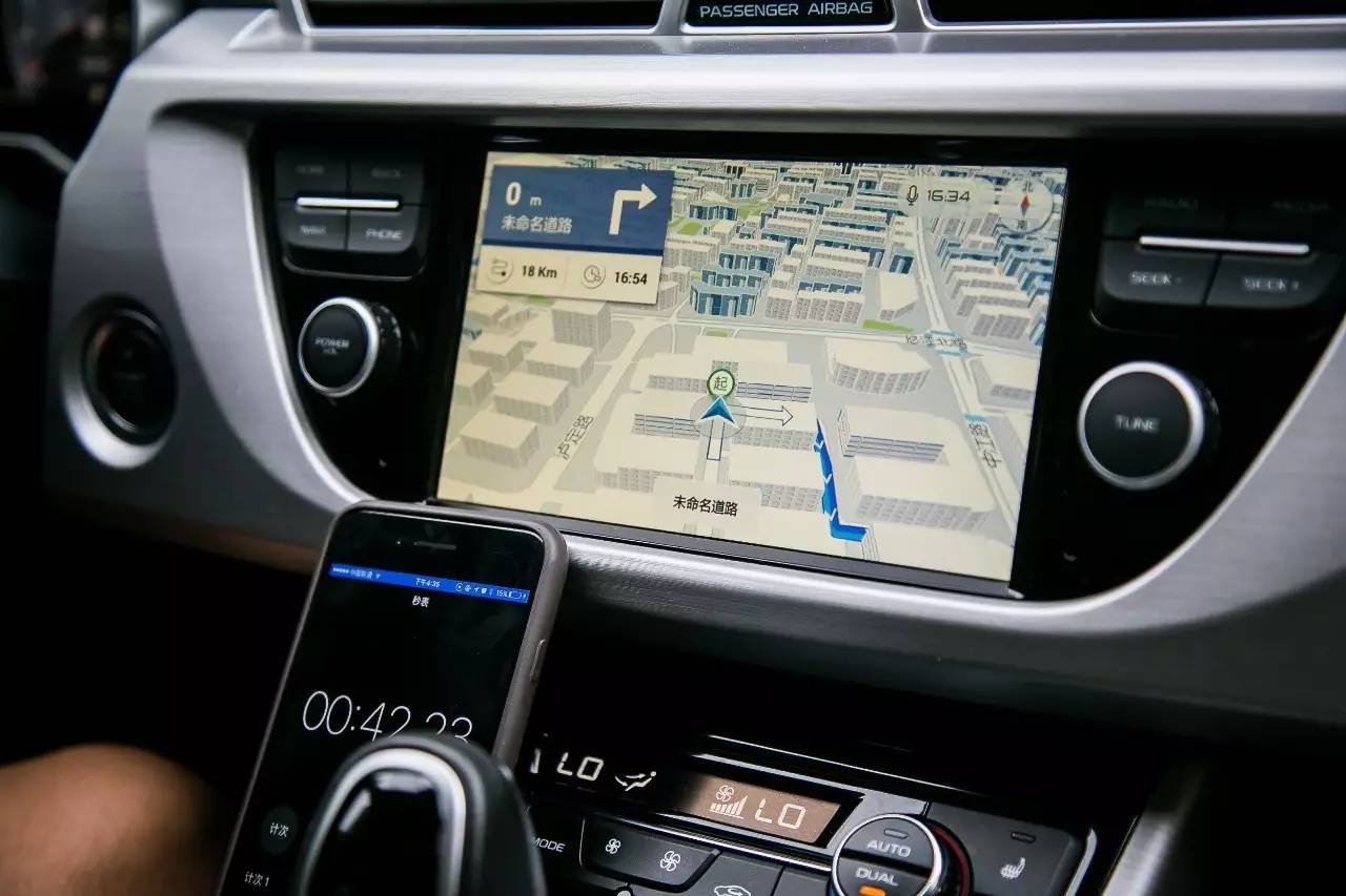 手机导航与车机导航谁更好用?车载智能语音有多智能?