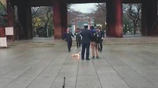 日媒:中国男子在靖国神社烧报纸 手持抗议南京大屠杀旗帜