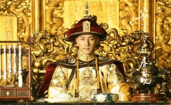 刘恺威在《寂寞空庭春欲晚》中饰演暖暖的康熙，空调气质显露无疑。看着刘恺威版的康熙和郑爽版的琳琅在一起的样子，感觉岁月静好、琴瑟和鸣。