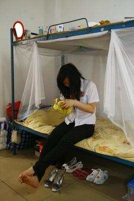 山东打工妹亲身描述住工厂宿舍的感受,宁愿多