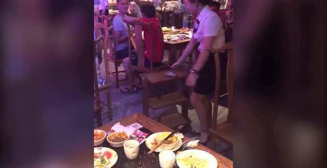 火锅店天花板突然掉下大老鼠 食客称不止一只