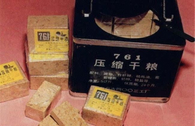 到了上世纪70年代,解放军开始列装新一代口粮,即著名的761型军用口粮。毫不夸张地说,761型在整整一代中国人的记忆中留下了深刻的印象,直至今天还为许多人所津津乐道,是那个时代解放军的标志性装备之一。