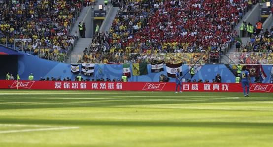 世界杯赛场中国队加油广告醒目:2022雄起,我们