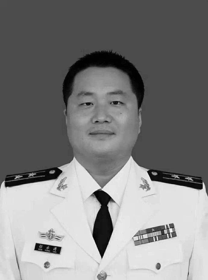 近日，海军某部一架战机在海南省乐东县境内组织飞行训练时失事，两名飞行员不幸牺牲，其中一名飞行员任永涛是陕西省西安市鄠邑区人。3月18日，在鄠邑区举行“接英雄烈士回家”纪念活动，不少民众来到现场缅怀英烈。