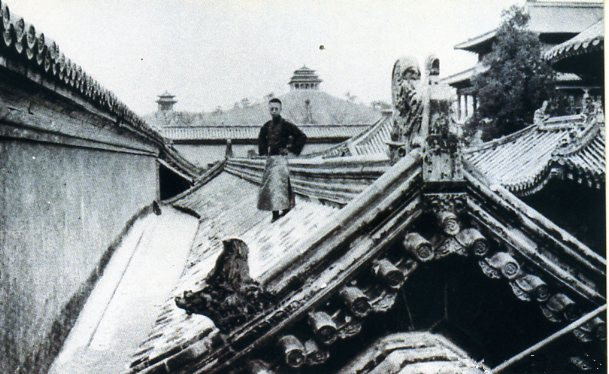 一组紫禁城老照片:溥仪戴着墨镜爬上房顶,太和