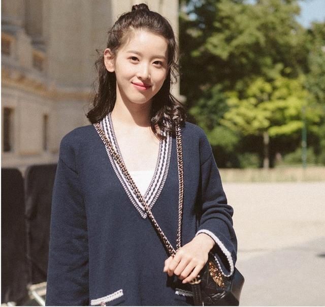 奶茶妹妹章泽天晒泳装照露事业线,网友:穿这么