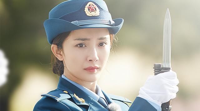 杨蓉军装好可爱,杨幂军装身材看着超级羡慕,可