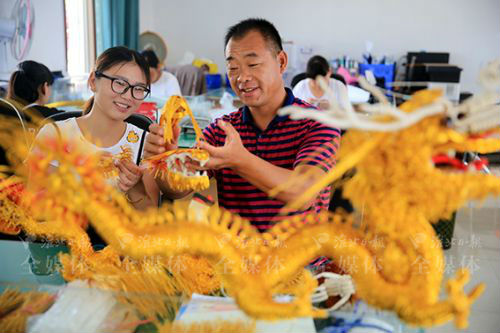 当时不论是宫廷还是民间,均盛行制作,佩戴,摆放细麻编织的工艺品