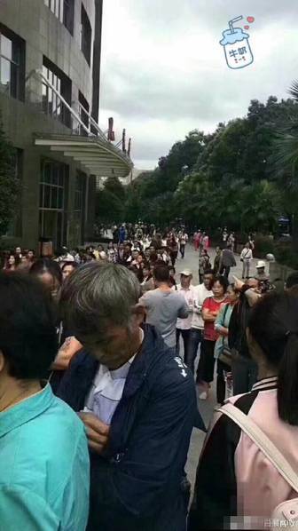 “省医月饼本来就是为给医院职工和亲友所准备,产量本就不高。”医院膳食科科长周勇说,省医月饼只在省医食堂和省医所属的盛意食府售卖,后因为前来购买的市民太多,而食堂旁的建筑正在施工,害怕市民拥挤造成事故,才将省医月饼部分委托医院内超市售卖,但医院外的所有商家,省医食堂未给其他任何一家提供货源,院外的“省医月饼”都不来自于省医食堂。